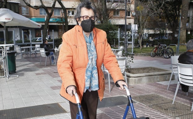 Victoria Muriel con su andador.