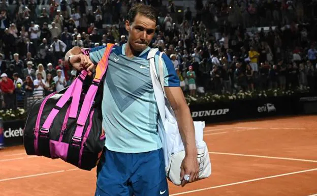 Rafa Nadal se retira de la pista tras ser eliminado en el Masters 1.000 de Roma. /AFP