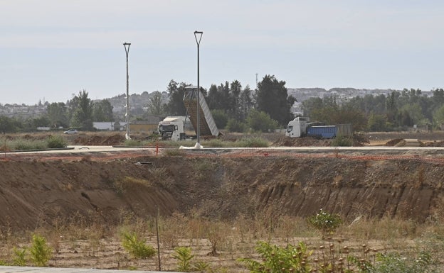 Los camiones descargan los tanques llenos de tierra en el nuevo desarrollo.