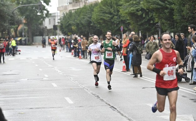 Imagen de una edición anterior de la media maratón Badajoz-Elvas/. HOY
