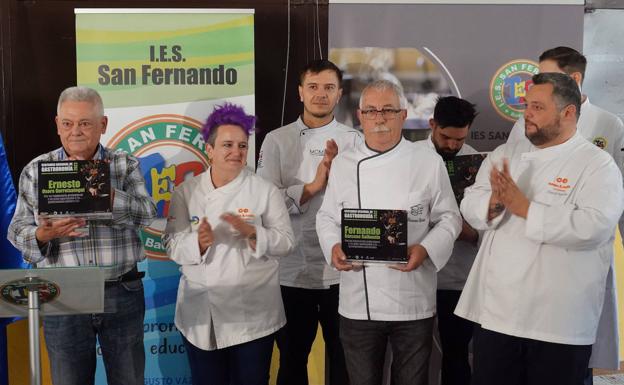 Gloria Belén Plaza y Manuel Corbacho, de la organización, entregan una placa homenaje a Ernesto Osoro y Fernando Bárcena.