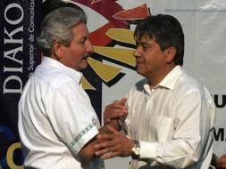 El prefecto de Tarija, Mario Cossío, estrecha la mano del gobernador de Santa Cruz, Rubén Costas. /EFE/