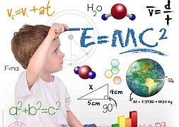 Niño pintando símbolos matemáticos. / Archivo/