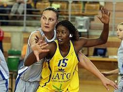 Randika Serenac, pívot del Rivasfutura, intercepta a Antoniette Wells, del Dato, durante la final de ayer./