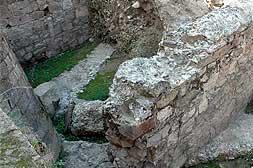 Los restos del tercer lado del Pórtico han aparecido muy bien conservados en esta excavación de Travesía de Parejos. / BRÍGIDO/