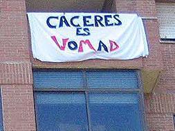 Pancarta en una terraza en apoyo del Womad. / JORGE REY/