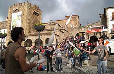 La Plaza Mayor recupera este año parte de la animación perdida durante las últimas ediciones./ FOTO LORENZO CORDERO. VÍDEO: JORGE REY/