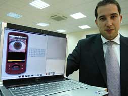 José Luis Huertas muestra en su portátil la simulación del programa 'Biowallet' sobre un teléfono móvil. / JORGE REY/