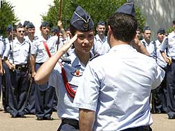 La alférez se convirtió en protagonista durante el acto castrense que se celebró ayer en la Base Aérea de Talavera la Real. / ALFONSO/