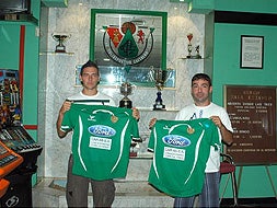 Rocha y Pai posan con su nueva camiseta en la Sala Bingo Estadio./Jorge Rey/