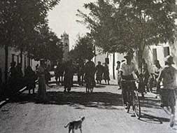 Vecinos de Valdelacalzada paseando en los años cincuenta por las calles de este pueblo de colonización. / HOY/