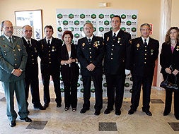 La alcaldesa, el comisario y el teniente coronel de la Guardia Civil junto a varios condecorados. / MARISA NÚÑEZ/