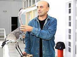 El investigador José Antonio Masero en la Uex con una grulla./ EMILIO PIÑERO/