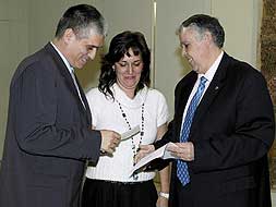 Manuel Díez y María Jesús Milán reciben el premio de manos del vicepresidente de la Diputación Provicinal de Badajoz, Ramón Ropero (derecha). / J.V.ARNELAS/