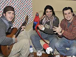 Jose, Miguel y Rumbakey, tres de los seis miembros de El Derván del Duende, en la redación de HOY./JOSE VICENTE ARNELAS/
