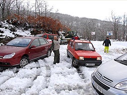 Conductores atrapados por la nieve en la subida a Piornal. / PALMA/