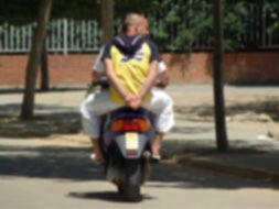 Imagen de un joven en moto por Badajoz.|HOY/