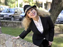 Otilia Pulgarín pasea por Castelar, el parque de su infancia, con su característica melena rubia./ ARNELAS/