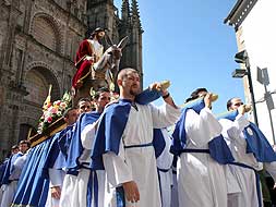El único paso que desfila el Domingo de Ramos en su salida desde la plaza de la Catedral./ ANDY SOLÉ/