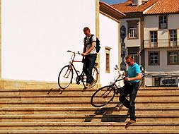 EN BICI POR LA VILLA. Dos ciclistas descienden las escaleras de la iglesia matriz de Santa María da Devessa en la plaza principal de Castelo de Vide/
