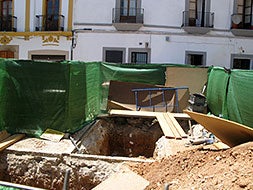 Estado de las obras del yacimiento de la Plaza de Santiago, donde se ha encontrado el tramo de la calzada romana. / LORENZO/