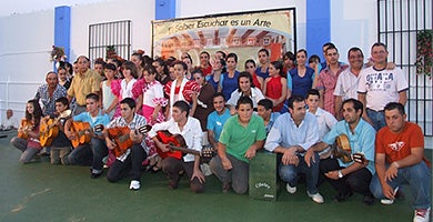 Foto de familia de los participantes en el encuentro de jóvenes flamencos acompañados por los organizadores. /RAÚL HABA/