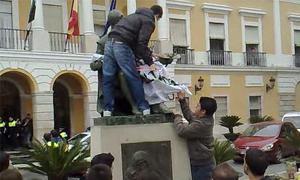 Un alumno de Biblioteconomía coloca una pancarta contra el derribo del Cubo sobre la estatua de Luis de Morales. / ALFONSO/
