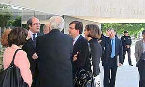 El ministro junto con el presidente de la Junta y el delegado del Gobierno a la entrada del Palacio de Congresos de Cáceres. SALVADOR GUÍNEA/