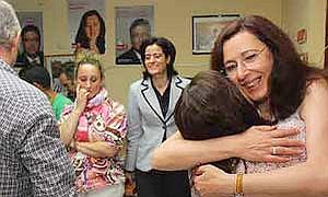 Elia María Blanco se abraza a una militante, detrás los ediles Raimundo y Puertas, entre otros, tras conocer los malos resultados del PSOE en las elecciones municipales/