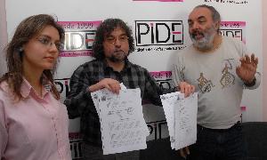 En el centro, Alfredo Aranda, vicepresidente de PIDE con las sentencias. / Brígido/