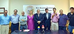 La Junta Directiva del CD Badajoz 1905 con Fernando Valbuena, presidente del club en el centro. :: JOSÉ VICENTE ARNELAS/