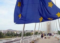 Personajes clave de la historia de Europa 'pasean' por el Puente Lusitania