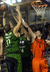 Wideman lucha por el rebote ante Sonseca y Barton. / EFE/