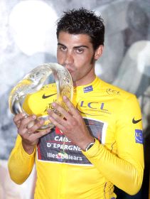Pereiro se enfundó el maillot amarillo de ganador del Tour. / REUTERS/