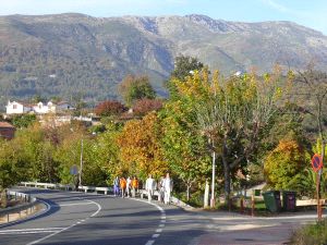 Los primeros participantes de la Ruta de Carlos V llegan a su destino tras una larga caminata. / M. A. MARCOS/