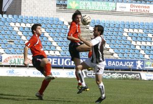 Félix, que dio dos de los goles, en una acción con Pinto. / E.P./