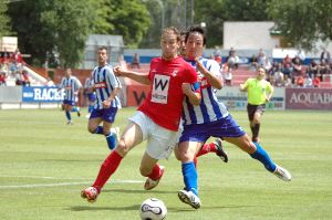 Iván Nofuentes, delantero del Cerro de Reyes, intenta robar un balón a un jugador de la Real Sociedad Deportiva Alcalá. / G. SPORT/