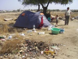 Campamento de temporeros de 'Las canteras', junto a la carretera de Nogales. / HOY/