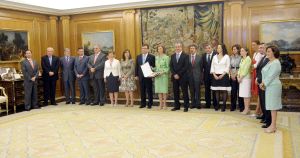 El consejo de Gobierno en pleno ayer en el Palacio de la Zarzuela junto a su majestad la Reina doña Sofía. / FOTOPRENSA/