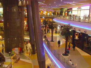 Interior del centro comercial Dolce Vita en Coimbra. / HOY/