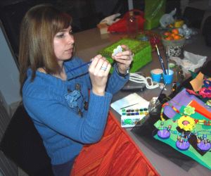 María Victoria Pablos, trabajando en una de sus creaciones. / JSP/