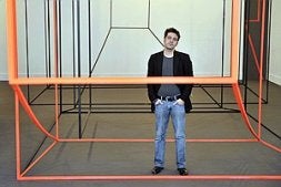 Emilio Gañán fotografiado entre el entramado férreo que articula su obra 'Vacío figurado'. / J. V. ARNELAS/
