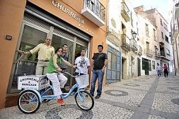 El promotor del proyecto y algunos de los empleados. /J. V. ARNELAS/
