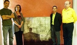 Los miembros del jurado junto a la obra ganadora, 'En ruinas', de Nacho Lobato. /CEDIDA./