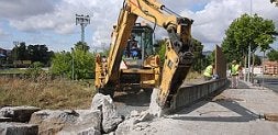 Comienza la construcción de la rotonda en el cruce de la avenida de Portugal con Valcorchero, la primera de las principales actuaciones del 'plan Zapatero'. / ANDY SOLÉ/