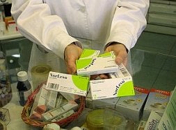 Una farmacéutica muestra varias cajas de una marca de la píldora poscoital./ HOY/