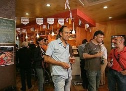 Tomando cañas en La Cafetera. / MARISA NÚÑEZ/