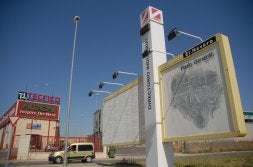 No es fácil localizar las empresas en este polígono. Además, el plano que incluye un directorio de industrias a la entrada está inservible desde hace meses. /CASIMIRO M./