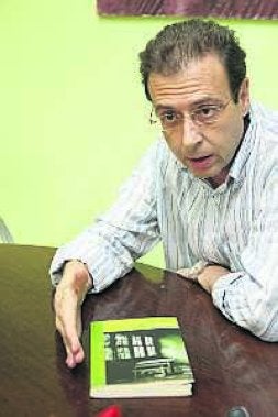 Tomás Pavón con su novela, 'El desván de la Memoria'. / L. CORDERO/
