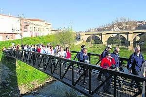 Una marcha de 'bordoneros' atravisea el pontón del arroyo Niebla en una de sus múltiples salidas senderistas. / PALMA/